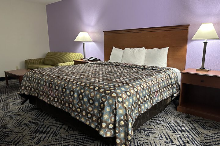 1 King Bed Mobility Accessible Bathtub with Grab Bars (14 of 23)