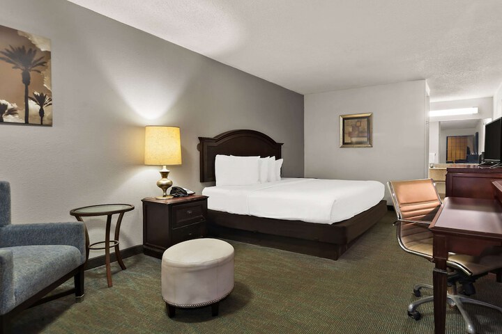 1 King Bed (6 of 7)