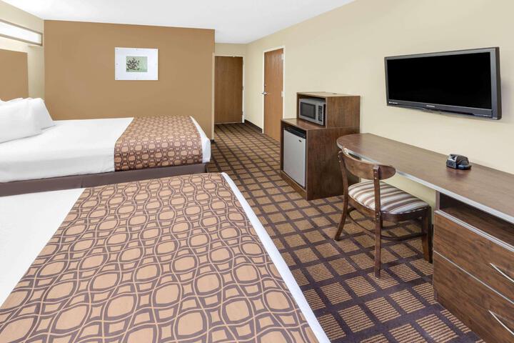 1 Queen Bed (13 of 13)