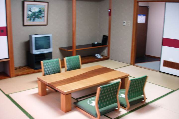 Room 4 of 12