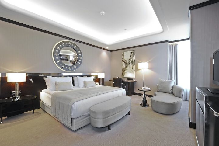 Room 17 of 102