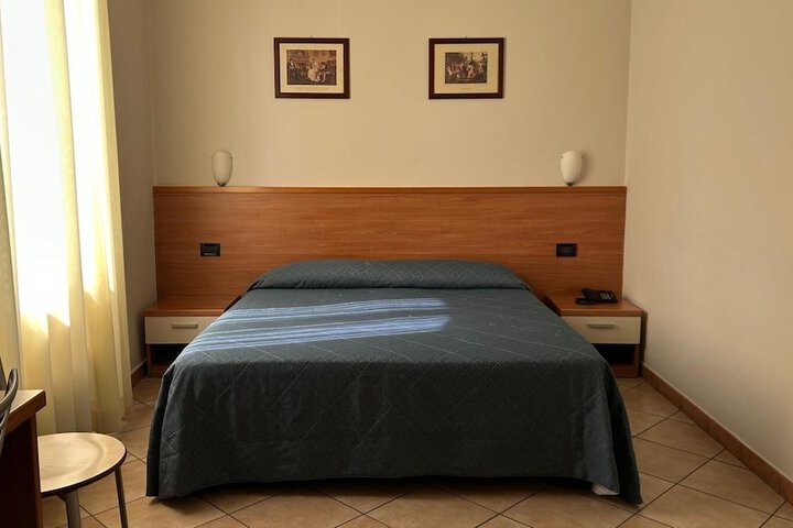 Room 10 of 36