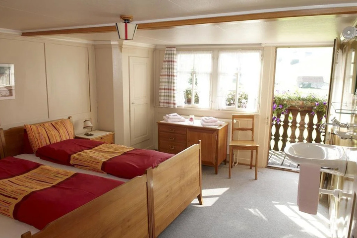 Room 4 of 10