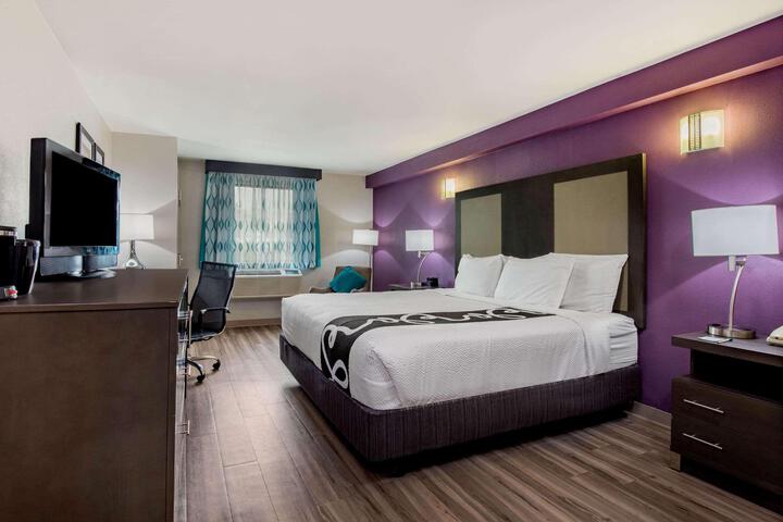 1 King Bed Accessible (14 of 17)
