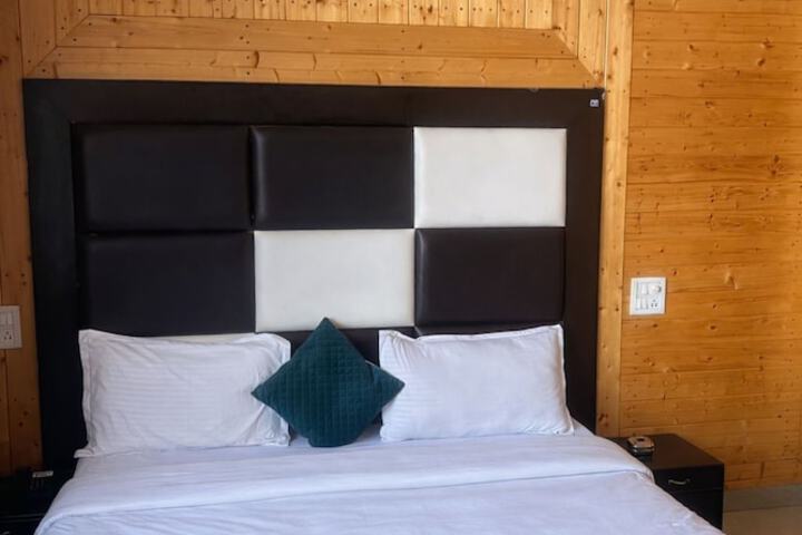 Room 7 of 32