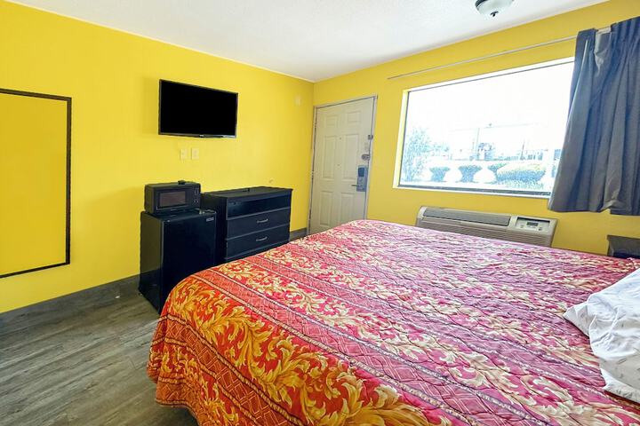 1 King Bed (4 of 9)