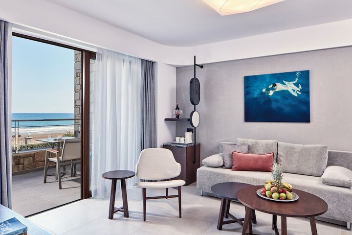Lounge 45 of 78