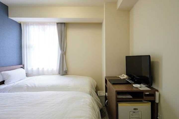 Room 12 of 83