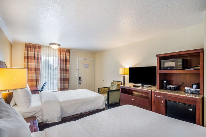 2 Double Beds Accessible (30 of 49)