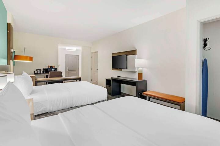 2 Queen Beds Accessible (8 of 17)