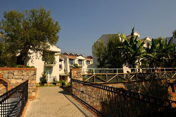 Hotel Exterior 70 of 73
