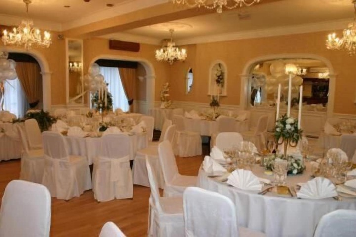 Ballroom/Hall 30 of 32