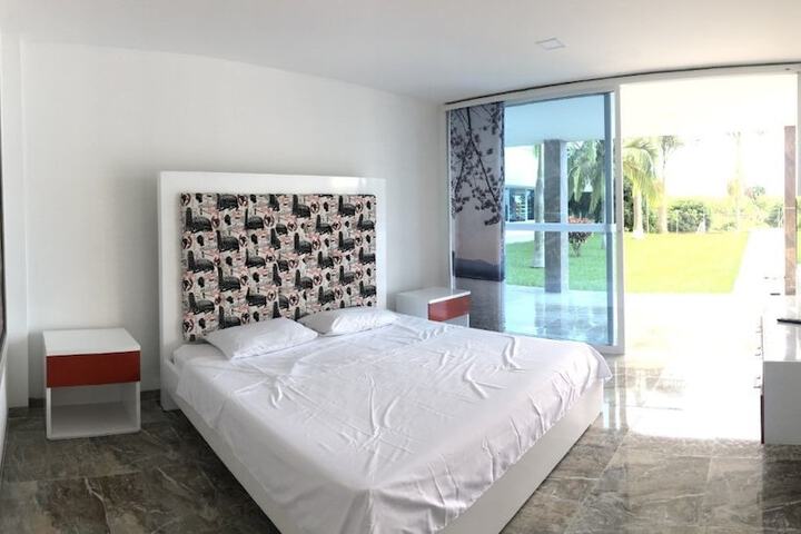 Room 4 of 18