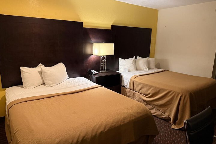 1 Queen Bed (5 of 12)