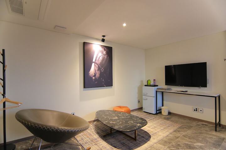 Room 103 of 190