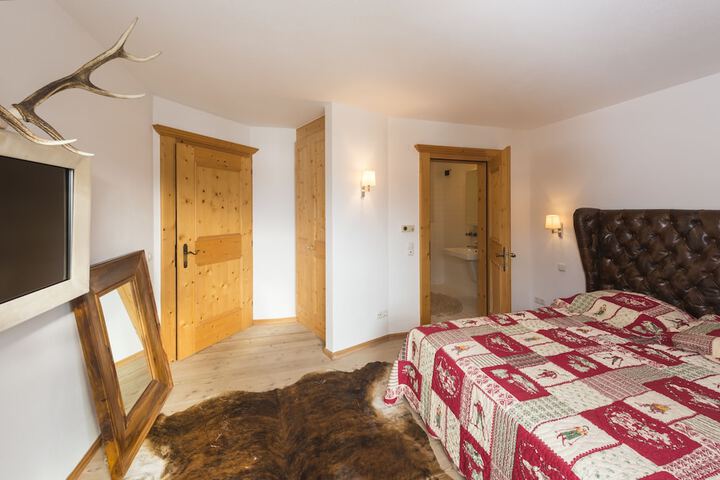 Room 3 of 33