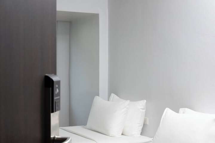 Room 6 of 33