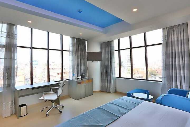 Room 10 of 16