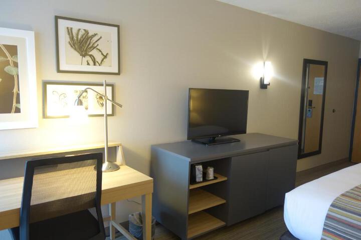 1 King Bed (2 of 9)