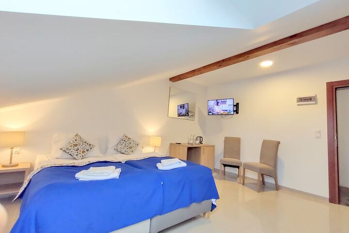Room 4 of 33