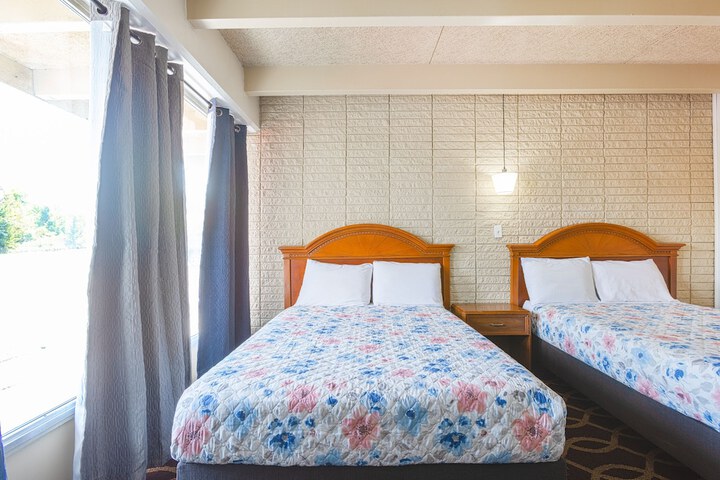 1 Queen Bed (11 of 26)