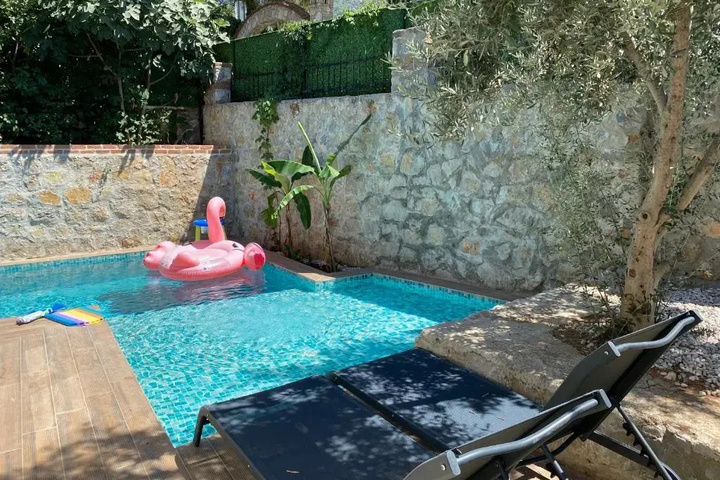 Pool 10 of 13