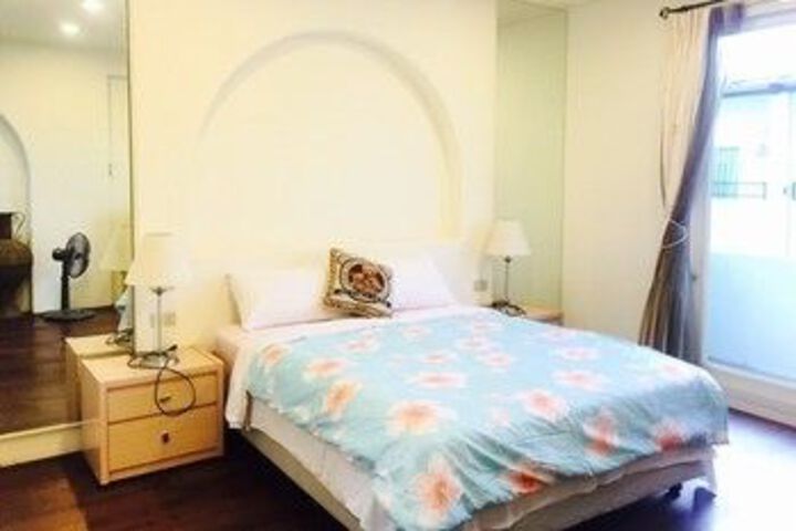 Room 7 of 9