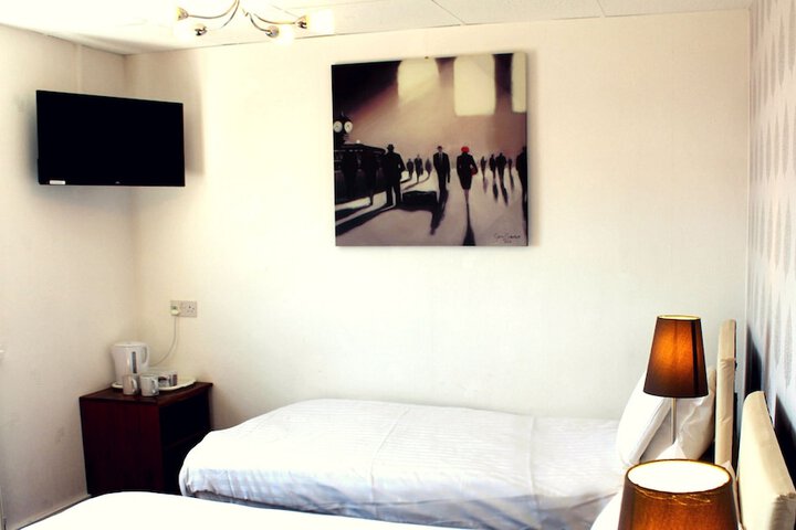 Room 9 of 105