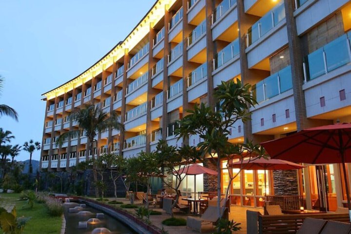 Hotel Exterior 44 of 50