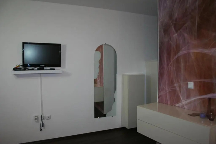 Room 4 of 16