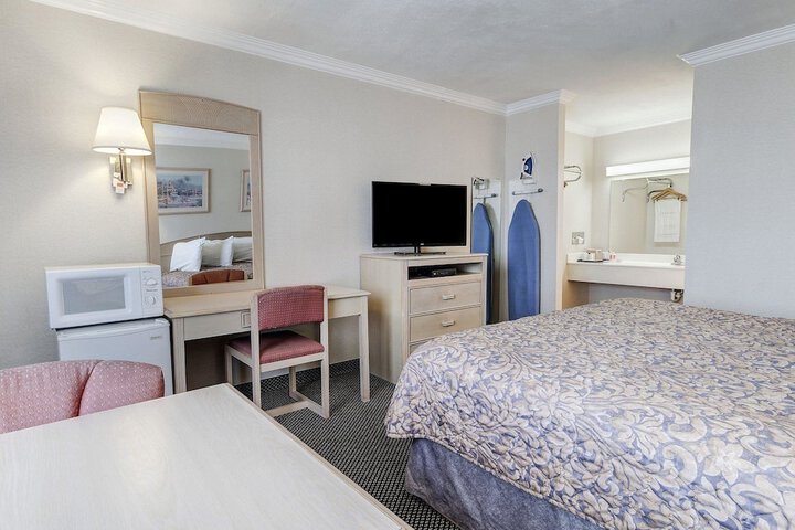 Room 8 of 28
