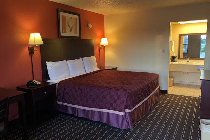 1 King Bed (5 of 17)