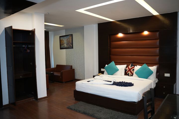 Room 13 of 34