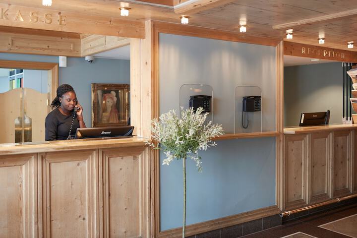 Check-in/check-out kiosk