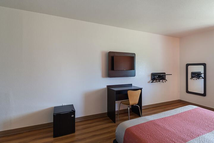 Deluxe King Bed (7 of 12)