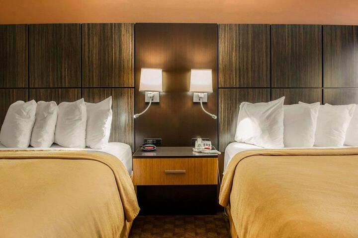 1 Queen Bed (12 of 13)