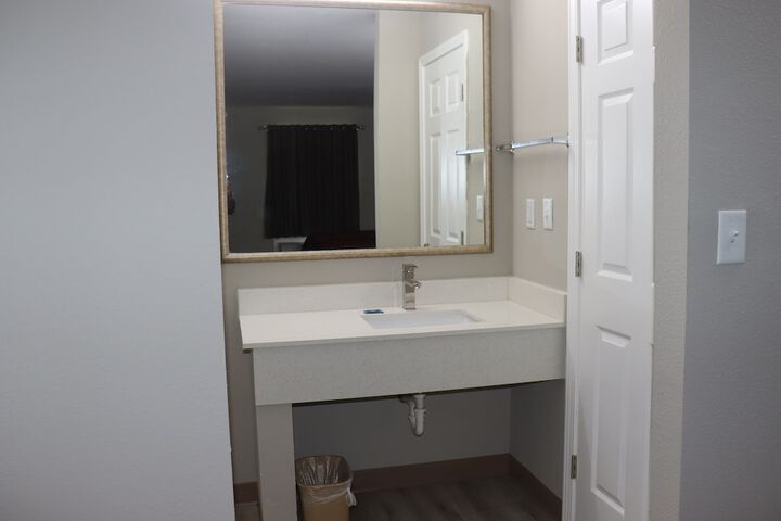 1 King Bed Suite Micfridge (4 of 5)
