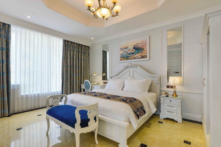 Room 52 of 195