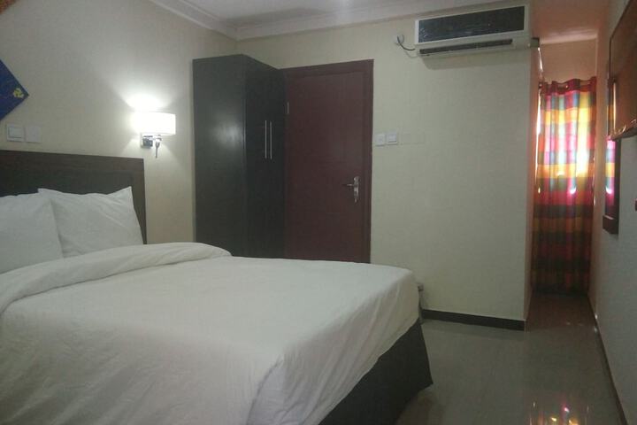 Room 13 of 38