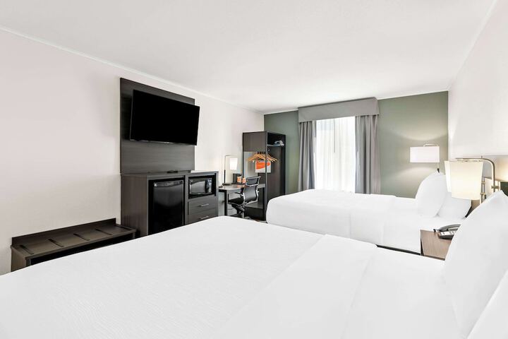 2 Queen Beds (8 of 16)