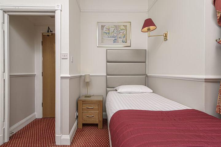 Room 4 of 32