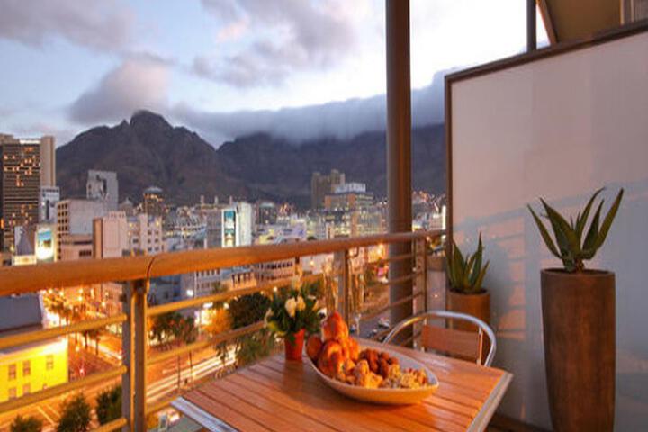 Happy Ours Luxury Charter