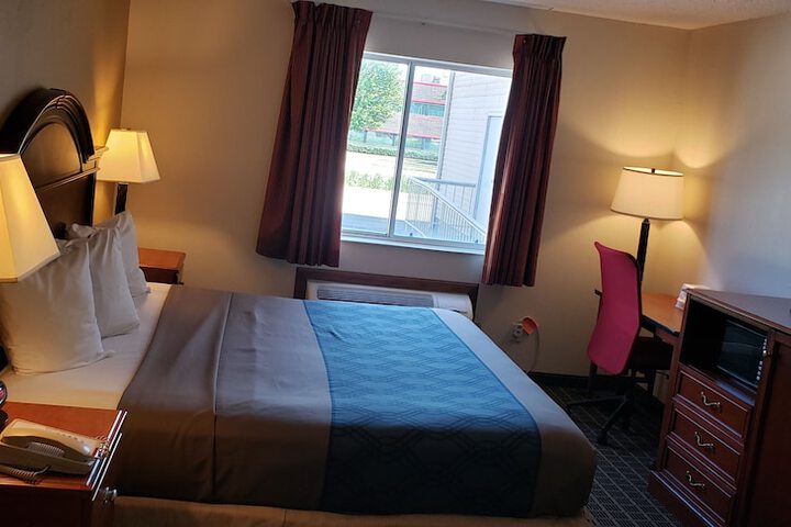 1 King Bed (8 of 9)