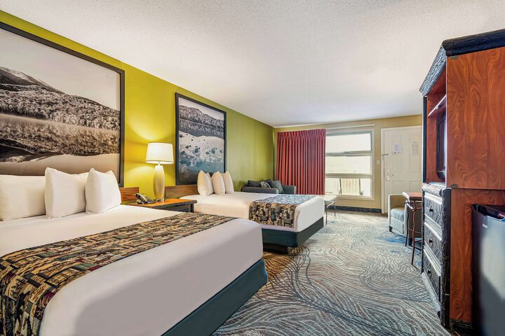 2 Double Beds Pool View (3 of 19)