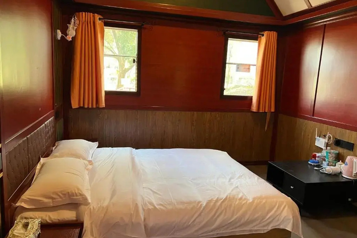 Country Utopian Inn