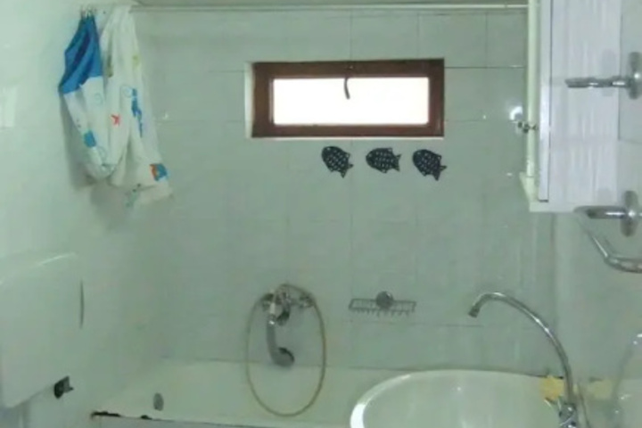 Room 4 of 10