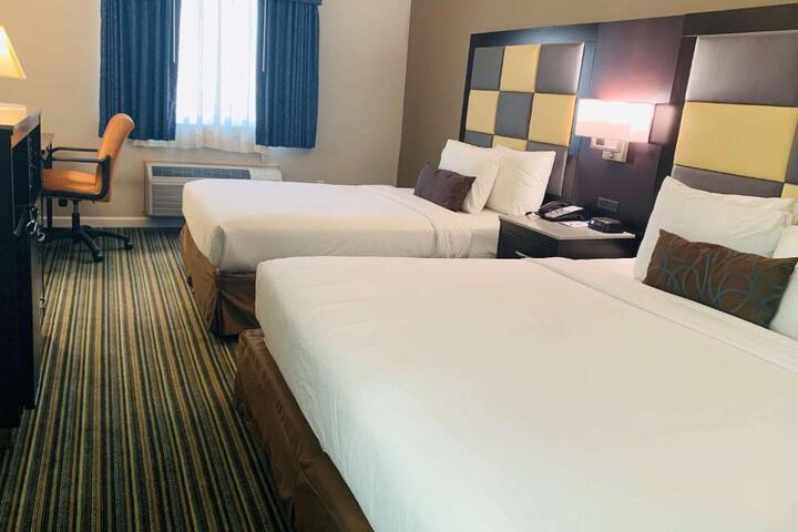 1 King Bed Desk Microwave and Refrigerator High Speed Internet Accessible Coffee Maker, Hairdryer Full Breakfast (9 of 18)