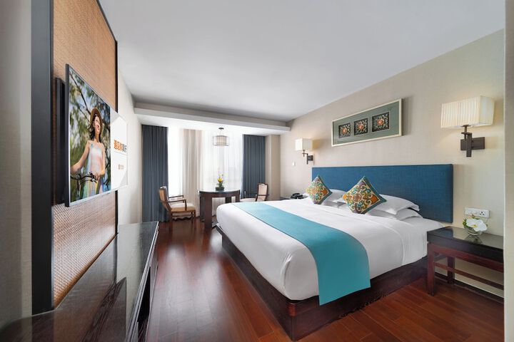 Room 2 of 10