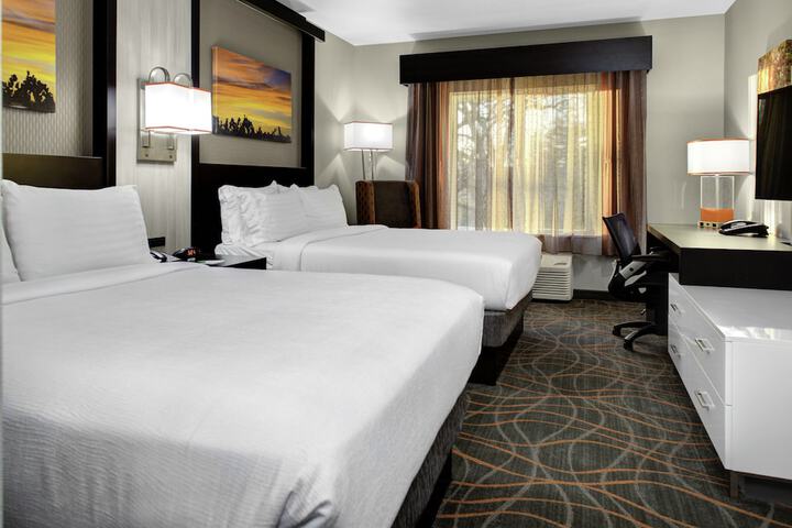 1 Queen Bed (2 of 3)