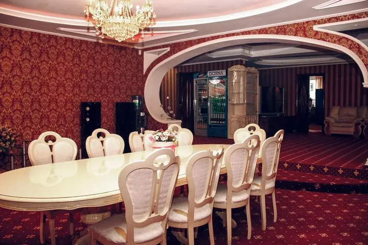 Dining 16 of 17